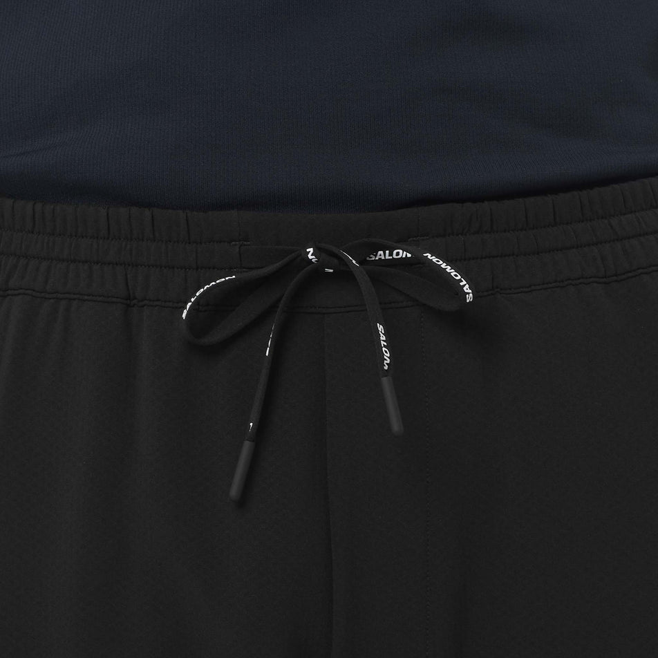 The drawcord on the Salomon Men's SHAKEout HexaFlow Pants in the Deep Black colourway. (8781939835042)