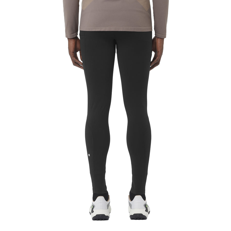 Back view of a model wearing the Salomon Men's SHAKEout CORE Warm Tights in the Deep Black colourway. (8736850051234)