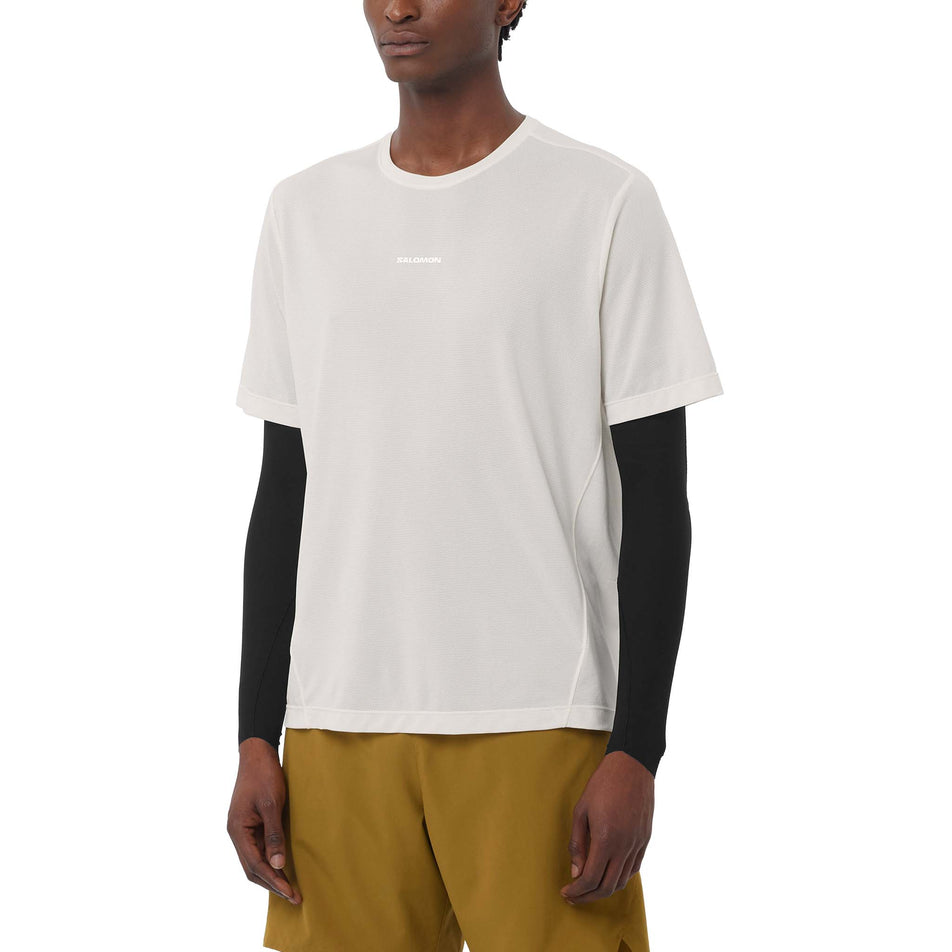 Front view of a model wearing the Salomon Men's SHKout Core SS Tee in the Whisper White colourway.