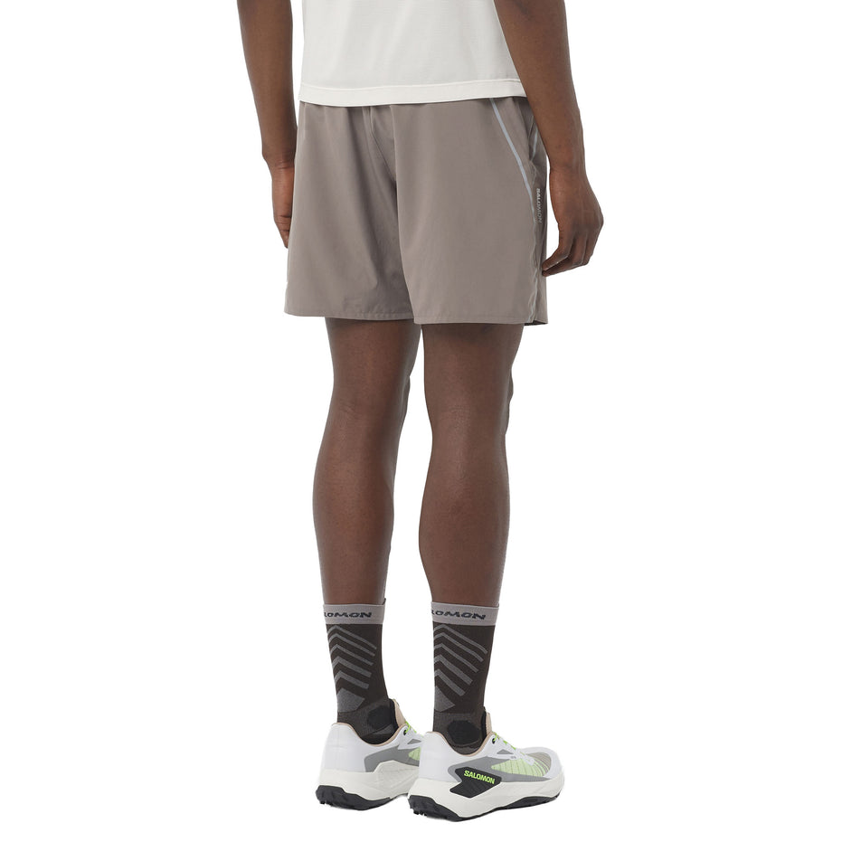 Back view of a model wearing the Salomon Men's SHAKEout CORE Stellar 7