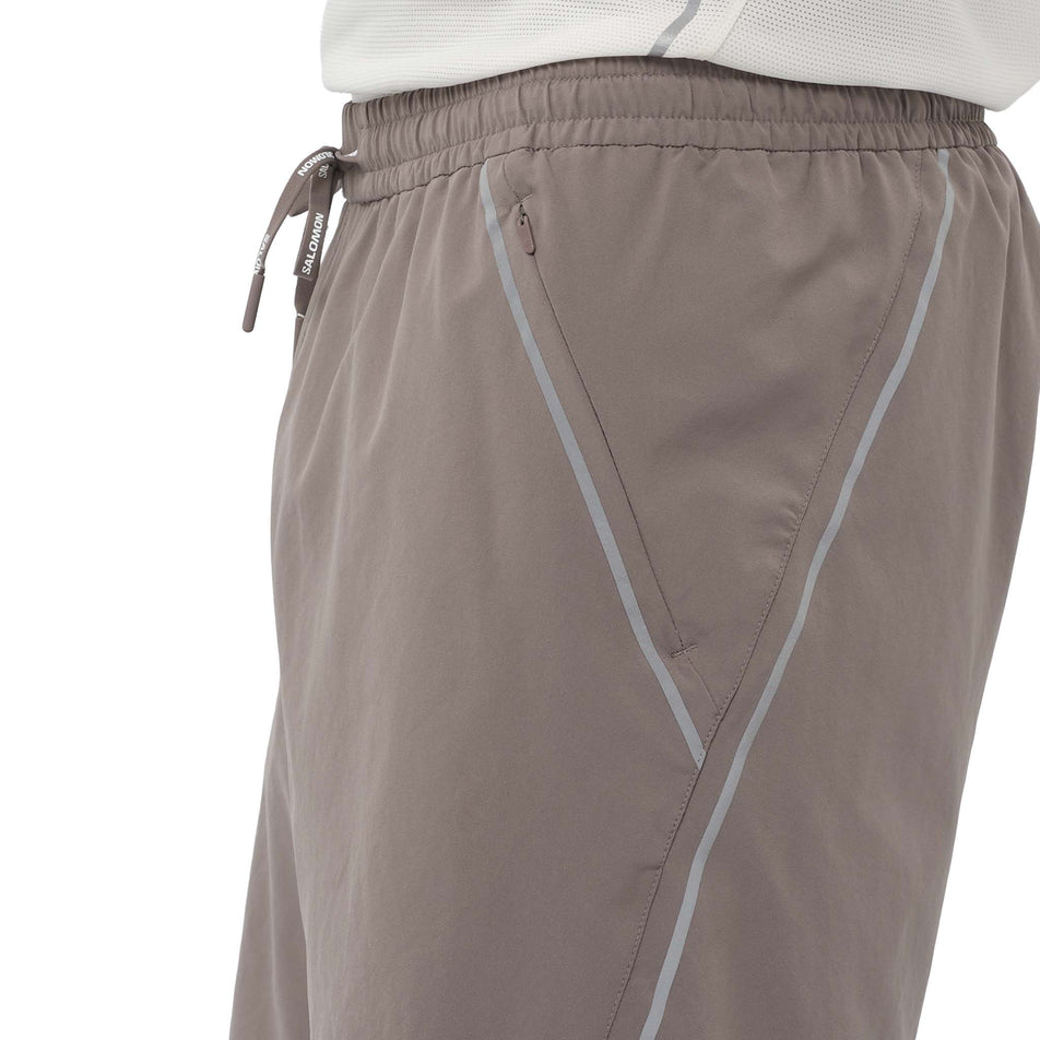 Side view of a model wearing the Salomon Men's SHAKEout CORE Stellar 7