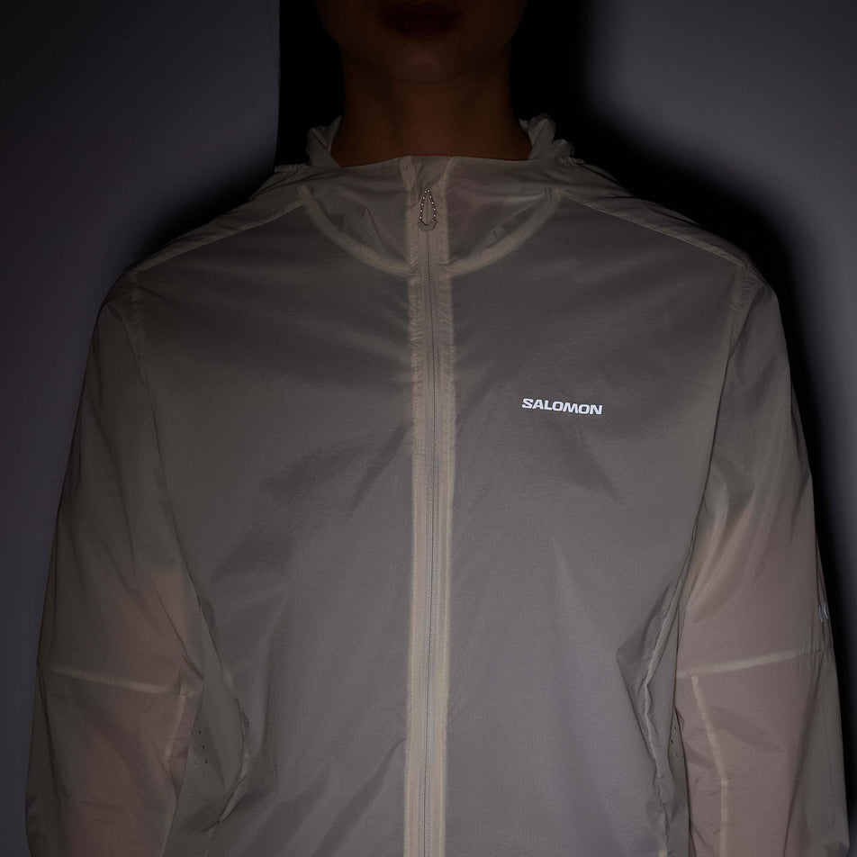 The reflective graphic on the front of the Salomon Women's Sense Aero Wind Jacket in the Whisper White colourway.