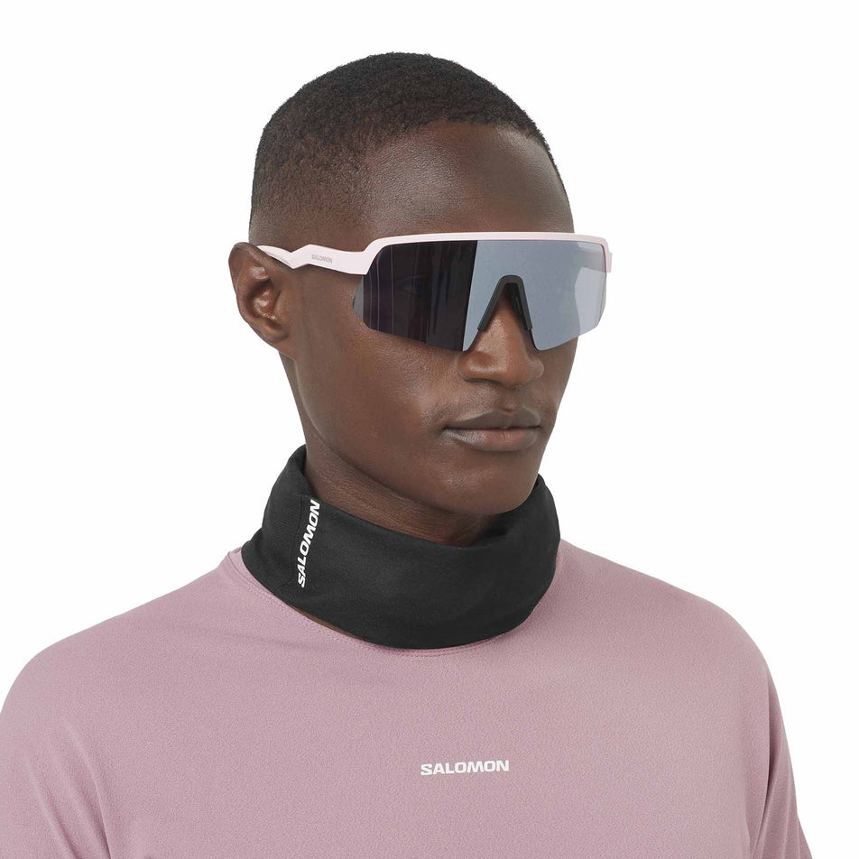 Front view of a model wearing the Salomon Unisex Neck Gaiter in the Deep Black colourway.