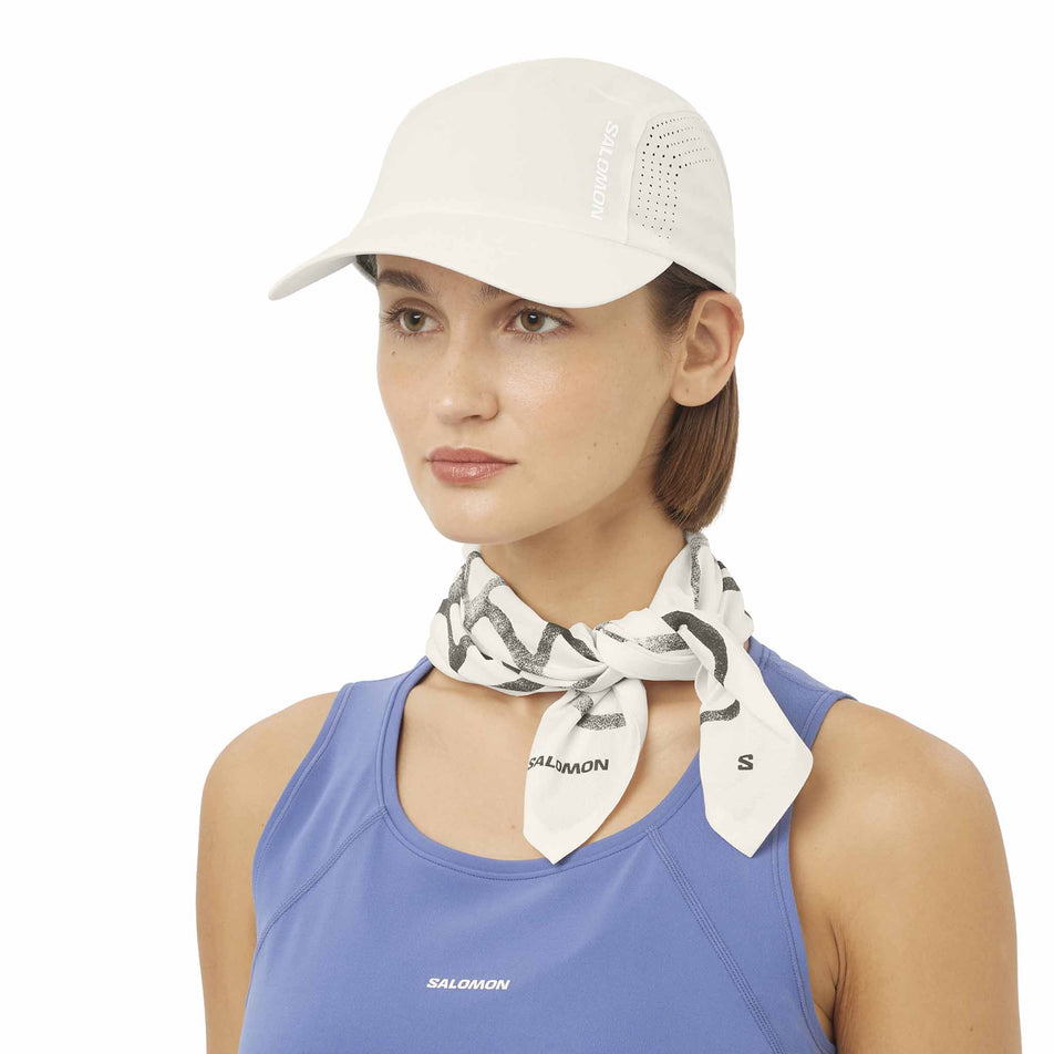 Front view of a model wearing the Salomon Unisex SHAKEout Cap in the Whisper White colourway.