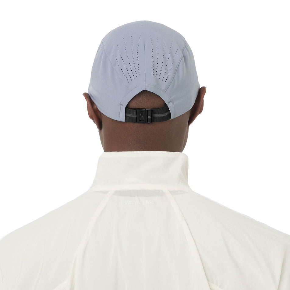 Back view of a model wearing the Salomon Unisex SHAKEout Cap in the Trade Winds colourway.