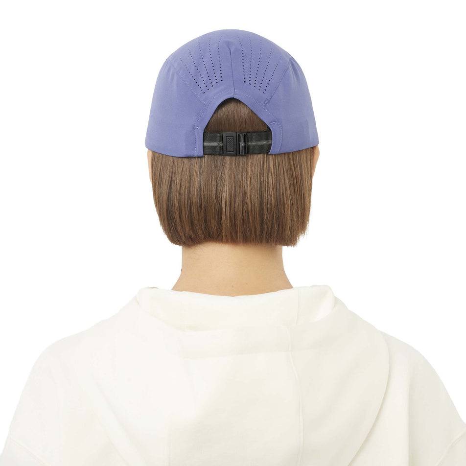 Back view of a model wearing the Salomon Unisex SHAKEout Cap in the Marlin colourway.