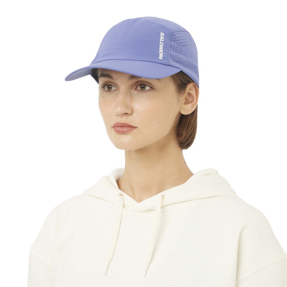 Front view of a model wearing the Salomon Unisex SHAKEout Cap in the Marlin colourway.