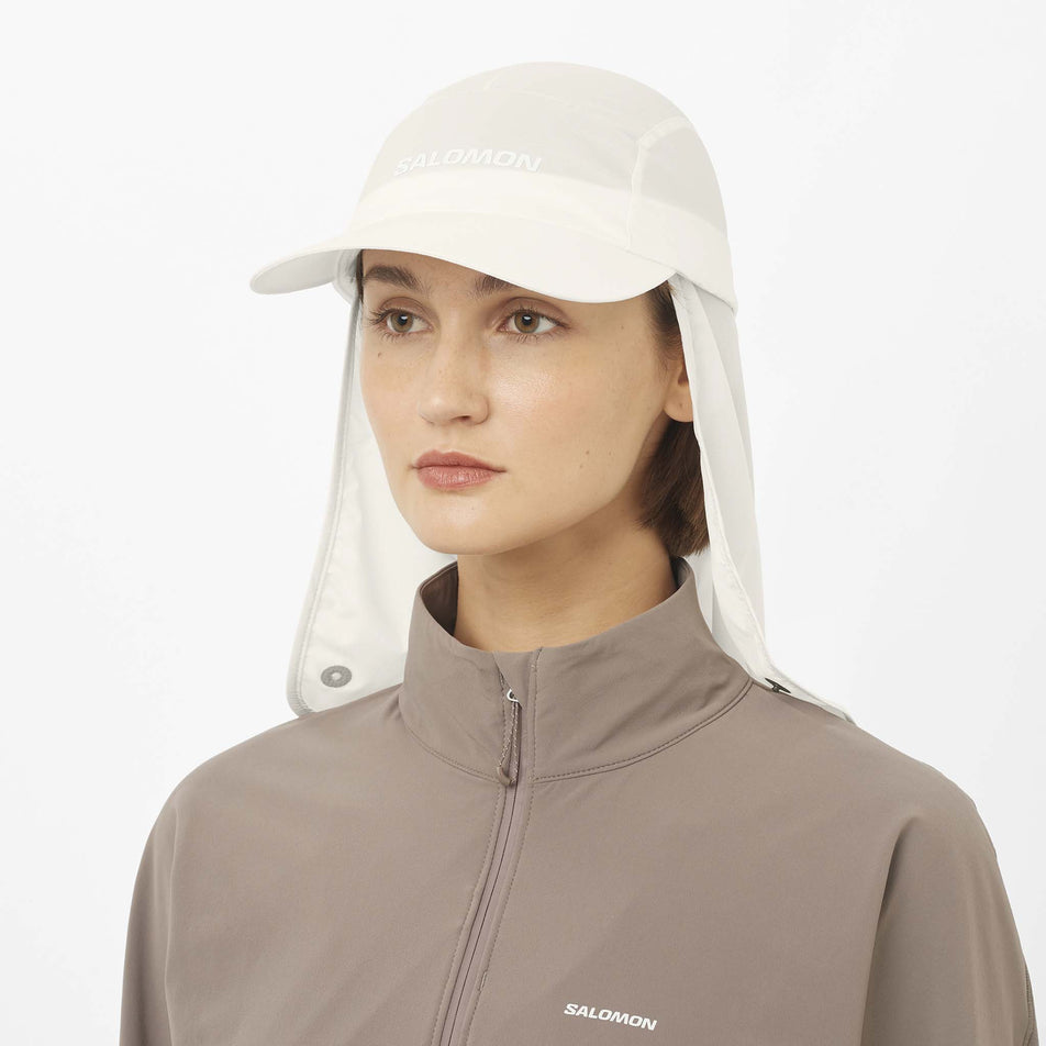 Front view of a model wearing the Salomon Unisex Sahara Cap in the Whisper White colourway.