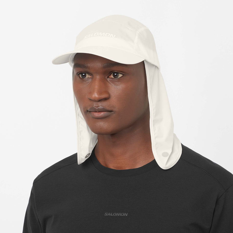 Front view of a model wearing the Salomon Unisex Sahara Cap in the Whisper White colourway.