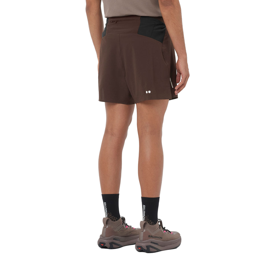 Back view of a model wearing Salomon Men's Sense Aero Stow 5