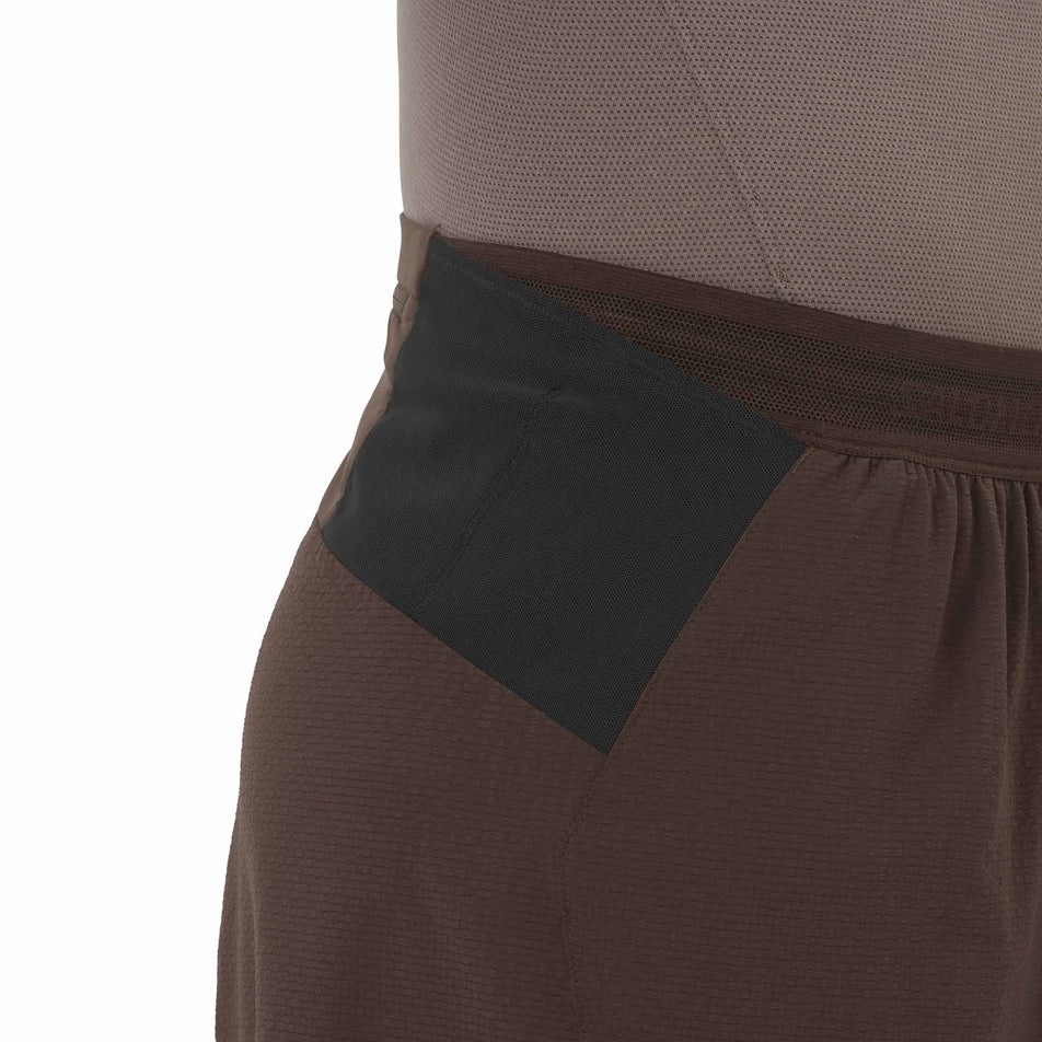 Close-up view of the waistband on the Salomon Men's Sense Aero Stow 5