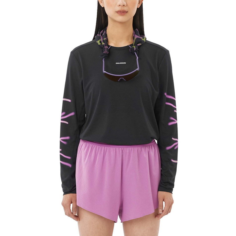 Salomon | Women's SHKout Core LS Tee GFX - Deep Black
