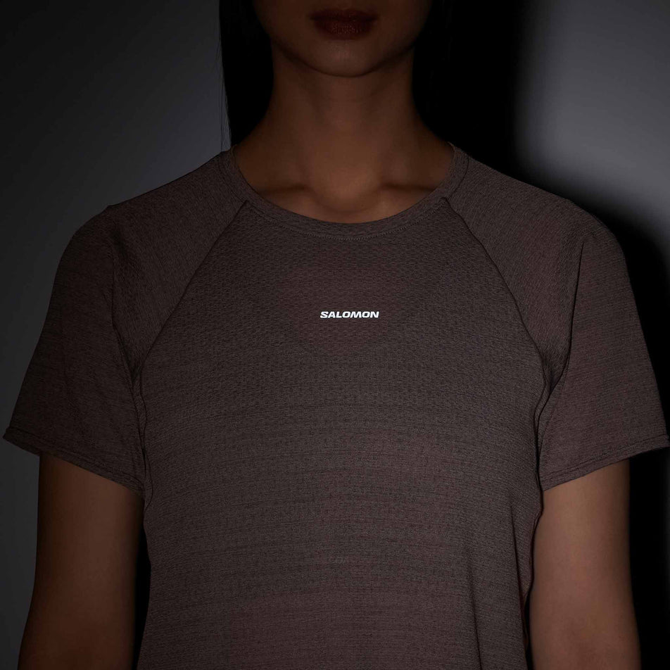 Front view of a model wearing the Salomon Women's Shakeout Air Cropped Short-Sleeve T-Shirt in the Iron colourway.