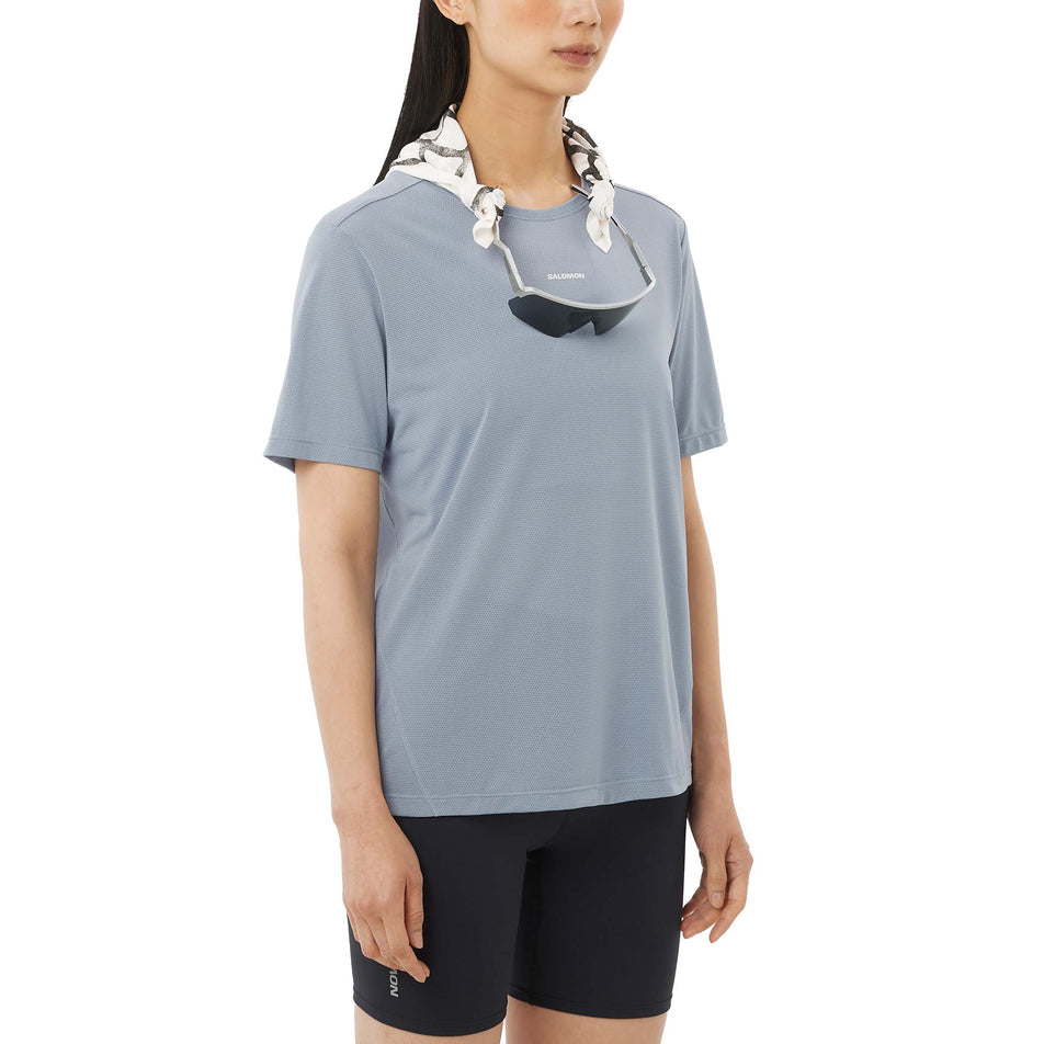 Front view of a model wearing the Salomon Women's SHKout Core SS Tee in the Trade Winds colourway.