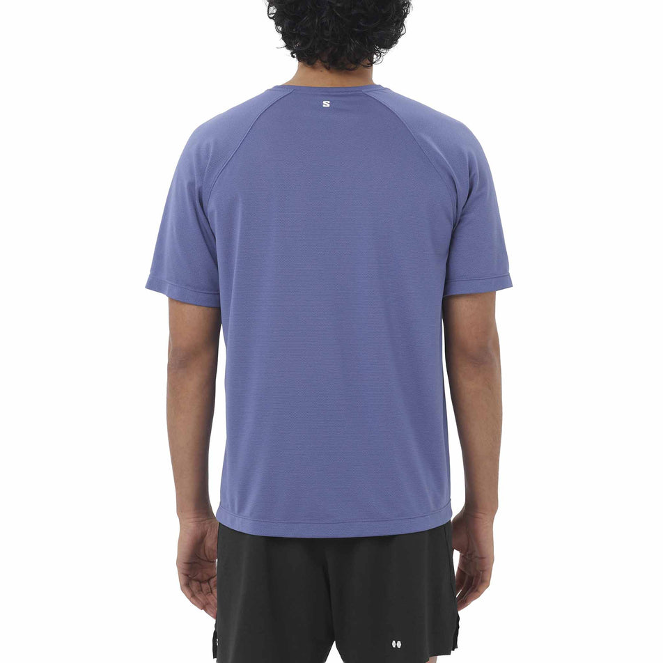 Back view of a model wearing the Salomon Men's SHKout Core SS Tee in the Marlin colourway.