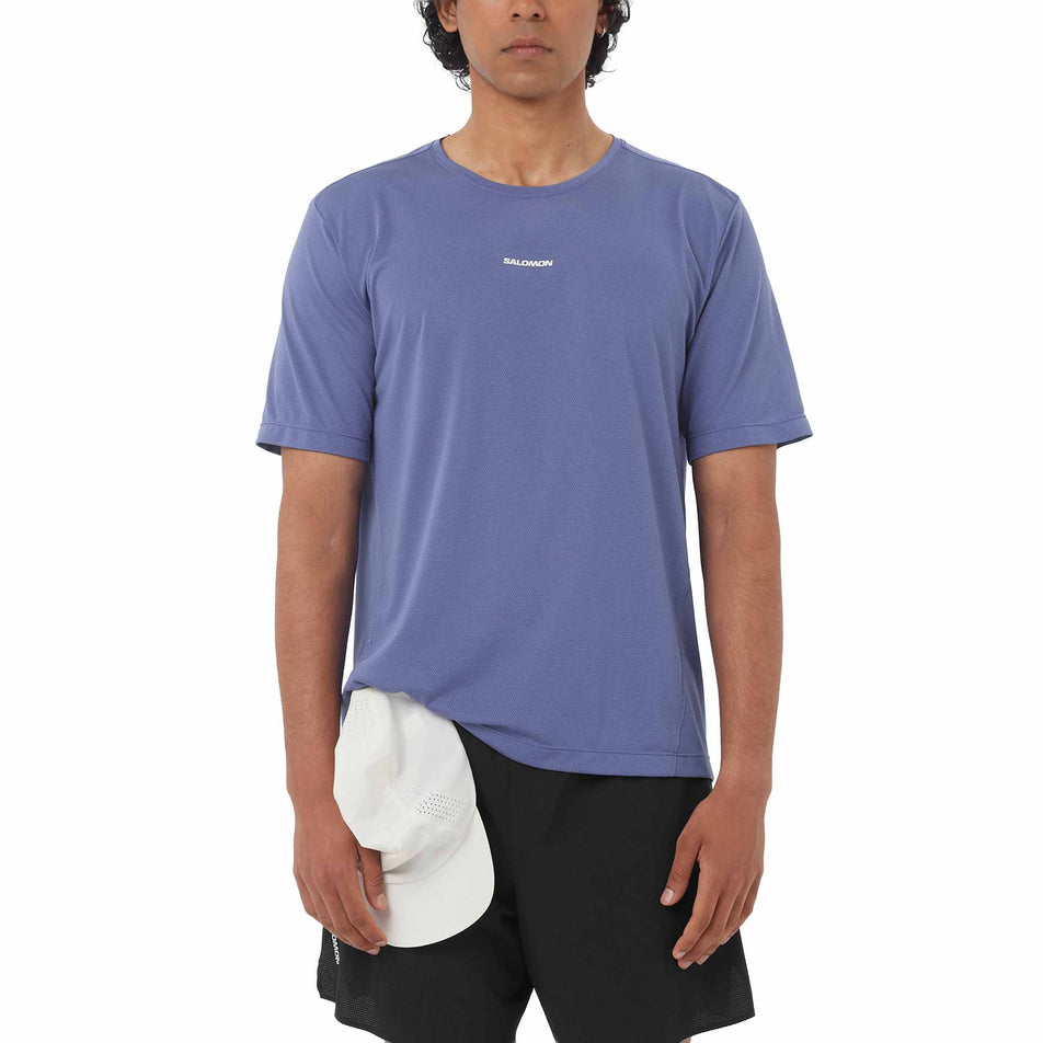 Front view of a model wearing the Salomon Men's SHKout Core SS Tee in the Marlin colourway.