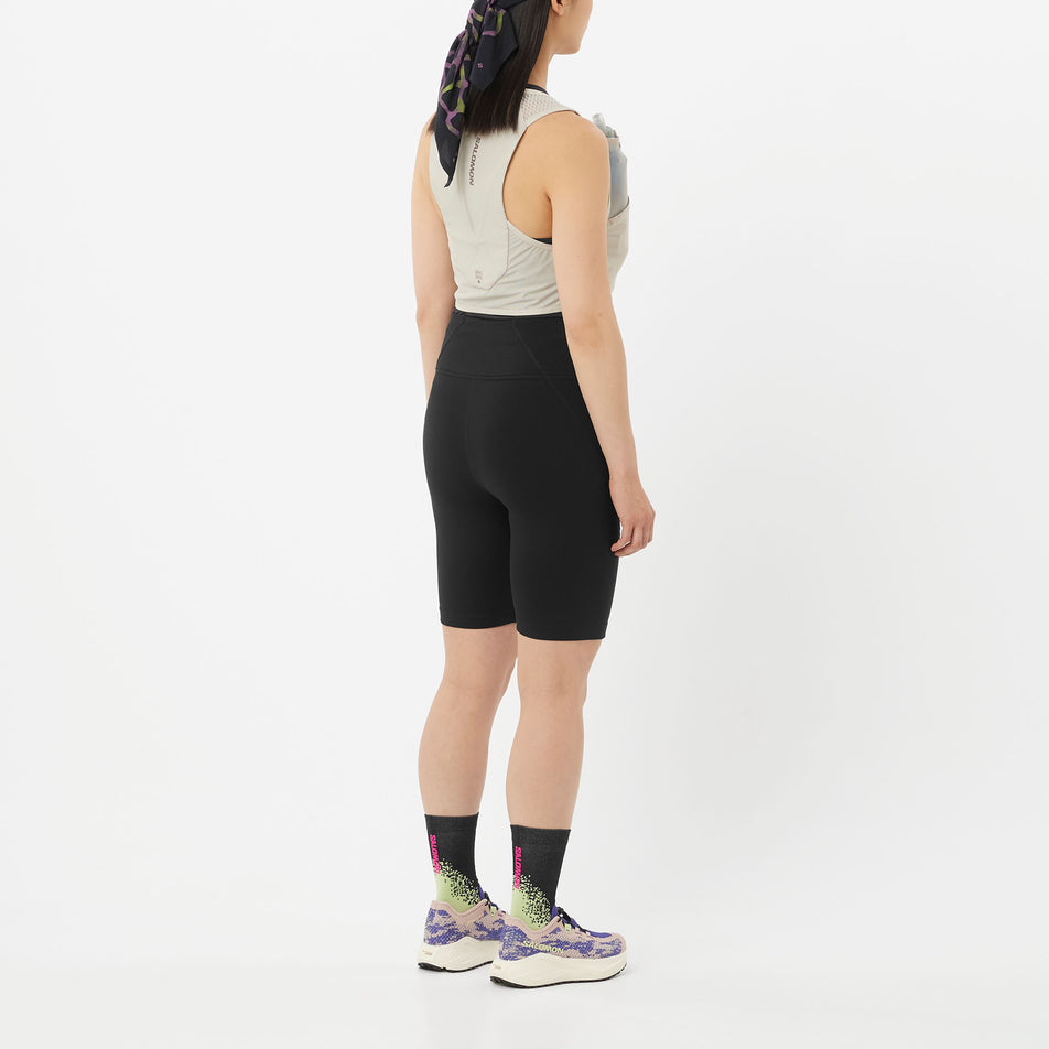 Back view of a model wearing the Salomon Unisex Bandana Gravel GFX in the Deep Black colourway.
