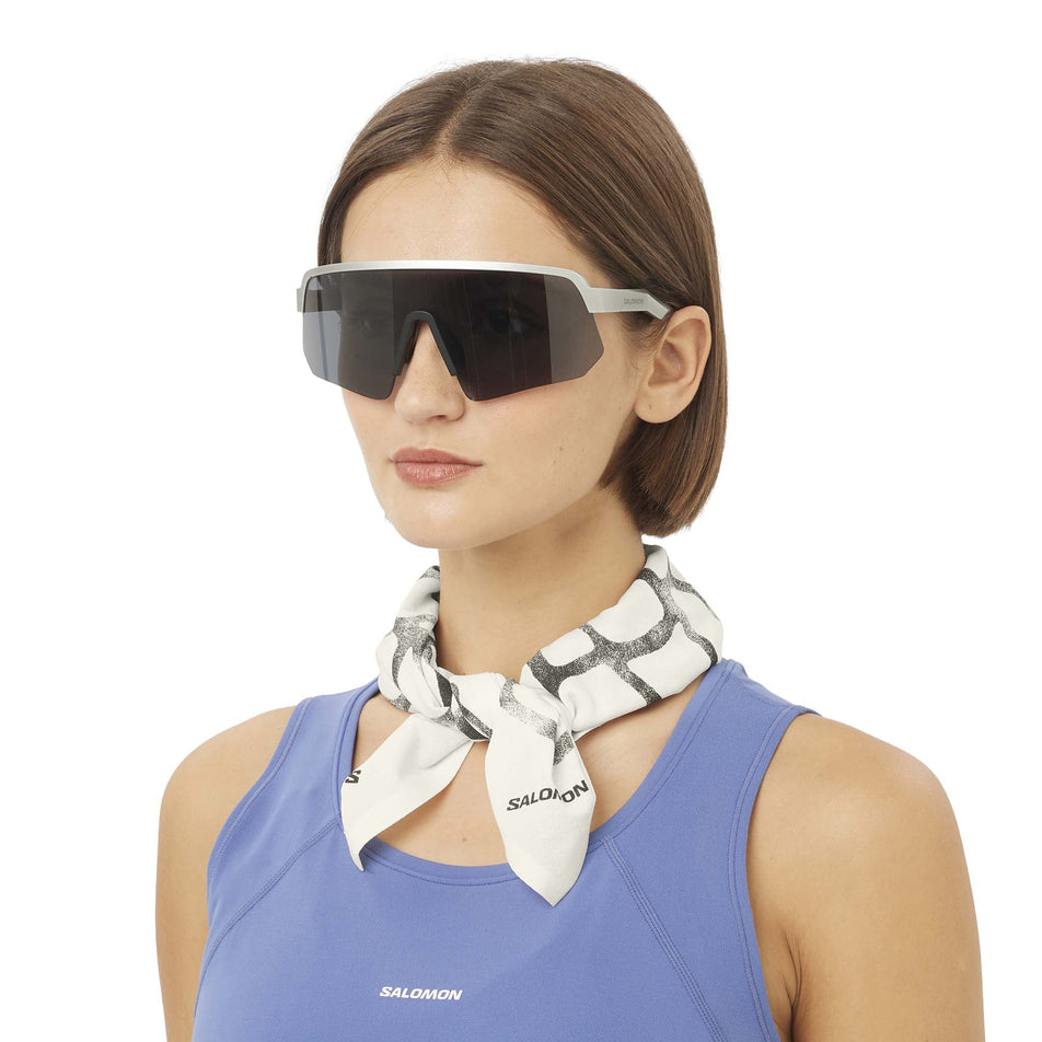 Front view of a model wearing the Salomon Unisex Bandana Gravel GFX in the Whisper White colourway.