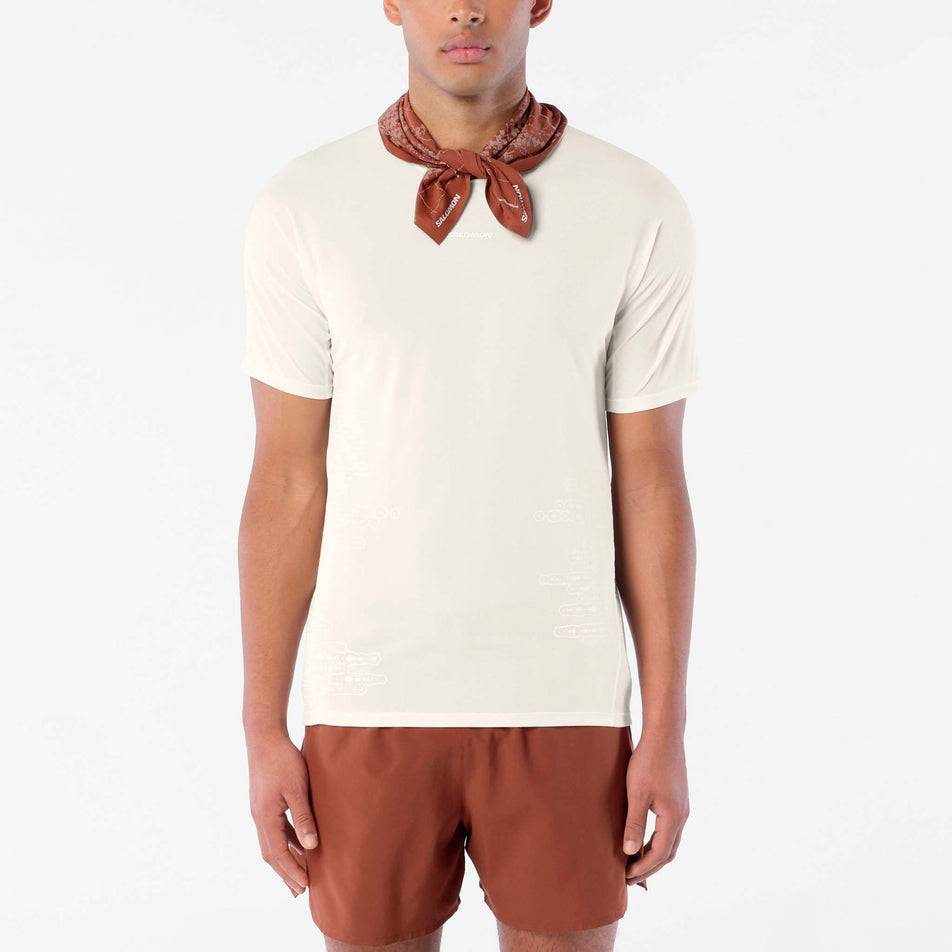 Front view of a model wearing the Salomon Men's Sense Aero SS Tee GFX in the Whisper White/Raind Day/Bright White colourway.