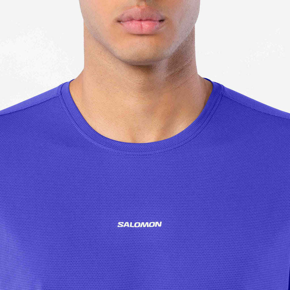 Front view of a model wearing the Salomon Men's Shakeout Core SS Tee in the Clematis Blue colourway.
