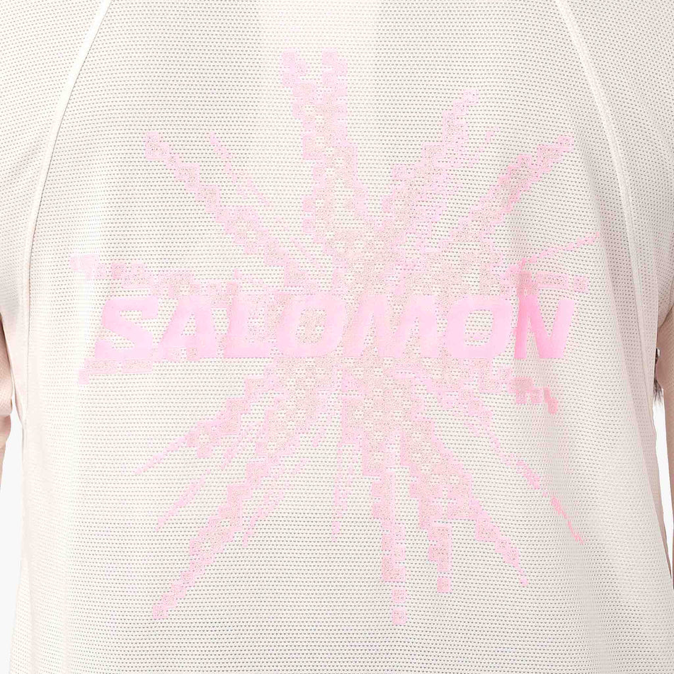 Close-up view of the graphic on the back of the Salomon Women's Shakeout Core LS Tee GFX in the Whisper White/Pink Frosting colourway.