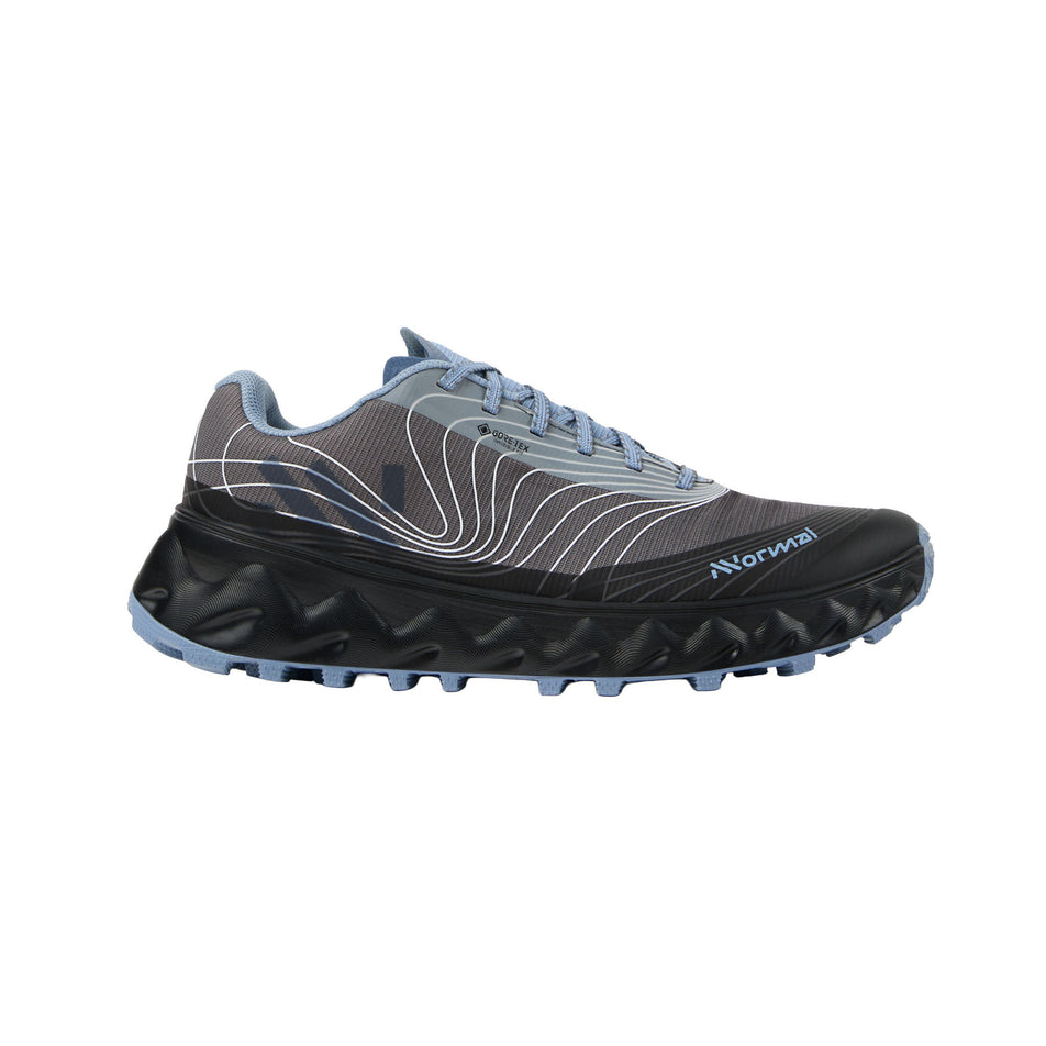Lateral view of the right shoe from a pair of NNormal Unisex Tomir 2.0 GTX Running Shoes in the Blue/Grey colourway. 