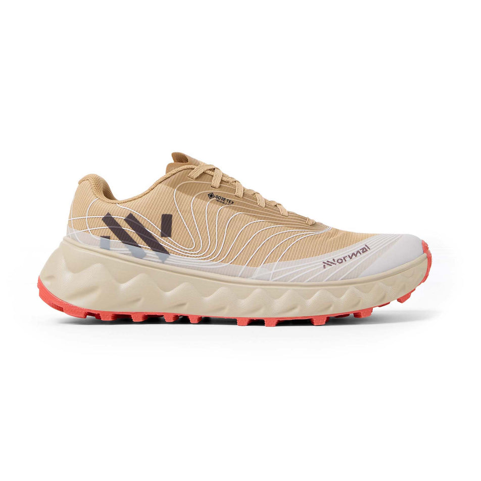 Lateral view of the right shoe from a pair of NNormal Unisex Tomir 2.0 GTX Running Shoes in the Beige/White colourway. 