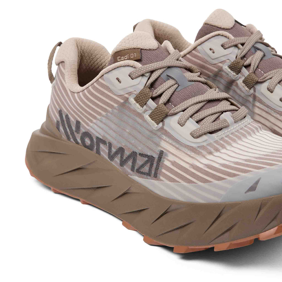 A pair of NNormal Men's Cadí Running Shoes in the Brown colourway.