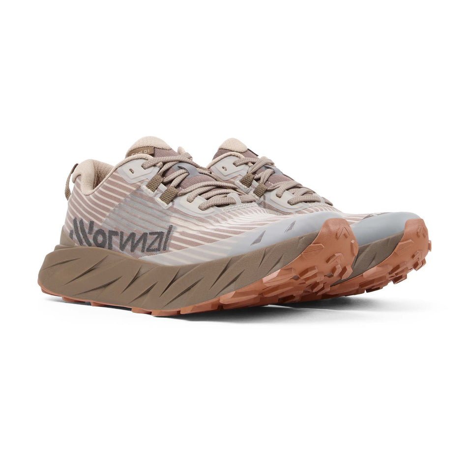 A pair of NNormal Men's Cadí Running Shoes in the Brown colourway.