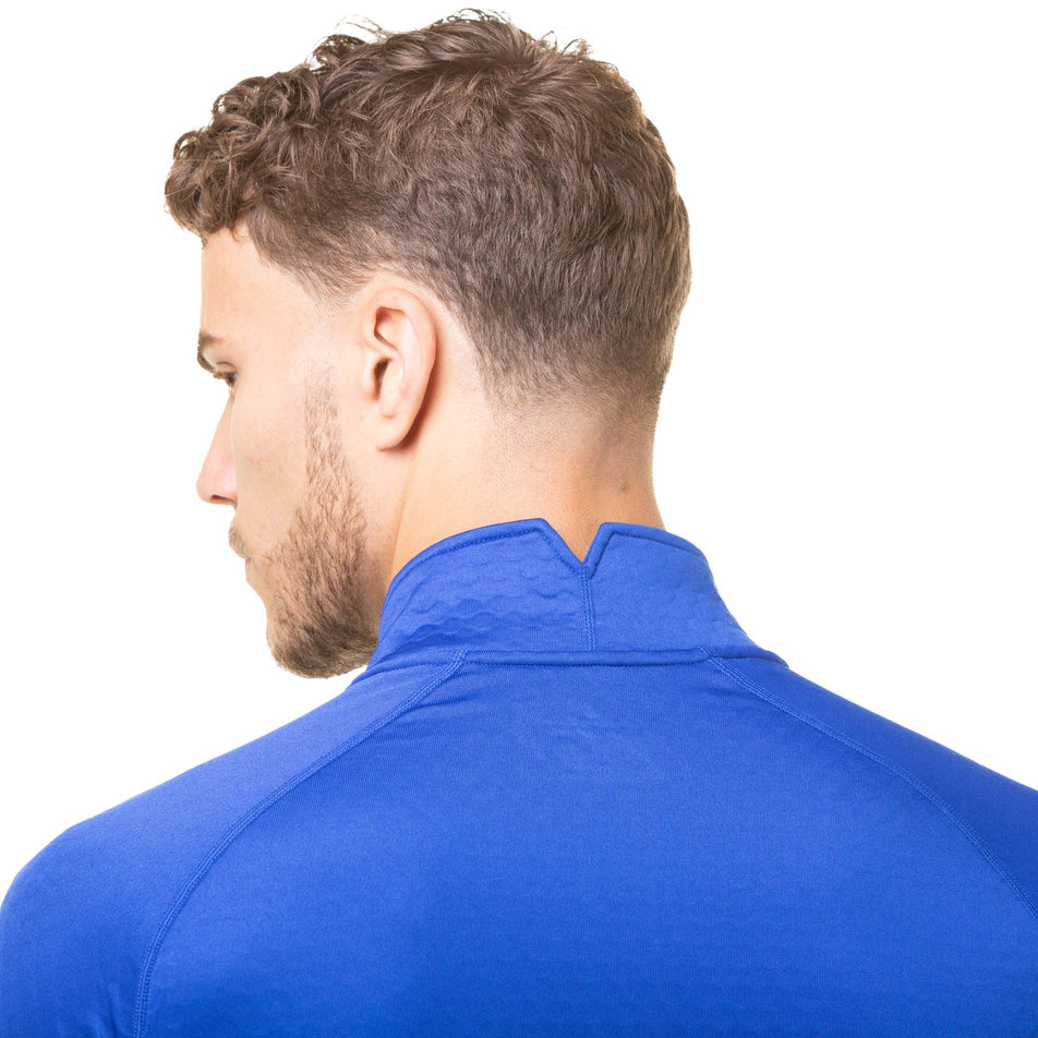 Close-up back view of the upper body section of a Ronhill Men's Tech Prism 1/2 Zip Tee in the Cobalt/Flame colourway. Top is being worn by a model.  (8032256393378)