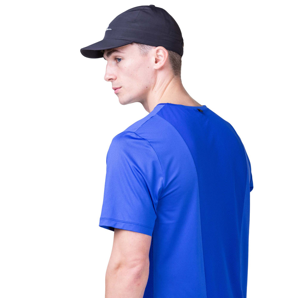 Back view of a model wearing a Ronhill Unisex Sunlight Cap in the All Black colourway. Model is also wearing a Ronhill running top. (8160951238818)