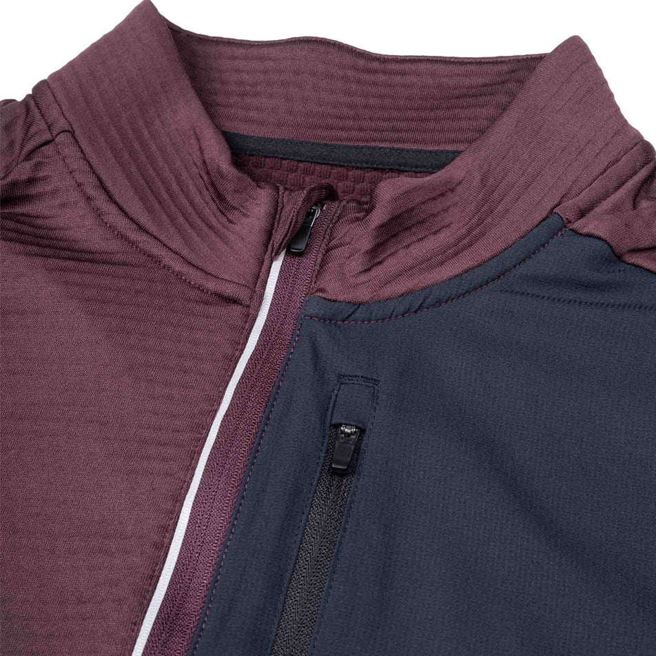 Close-up view of the collar of the Ronhill Men's Tech Winter 1/2 Zip in the Espresso/Black colourway.
