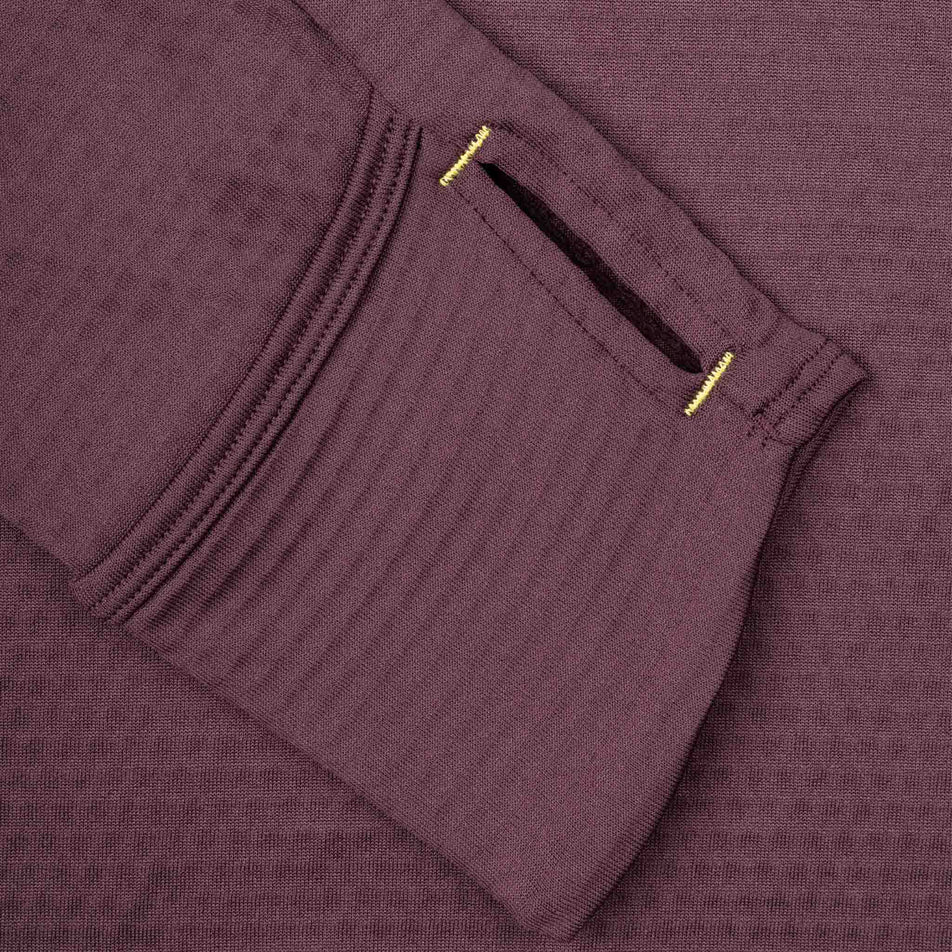 Close up view of the thumb loop on the sleeve of the Ronhill Men's Tech Winter 1/2 Zip in the Espresso/Black colourway.