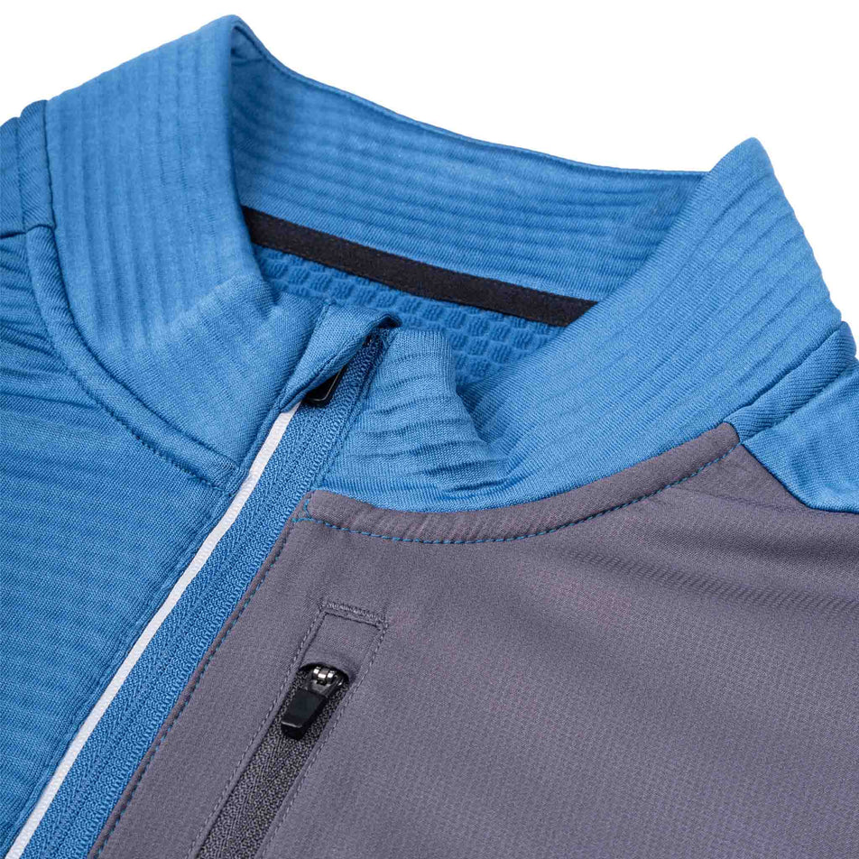 Close-up view of the neckline of the Ronhill Men's Tech Winter 1/2 Zip in the Glacier/Oxide colourway.