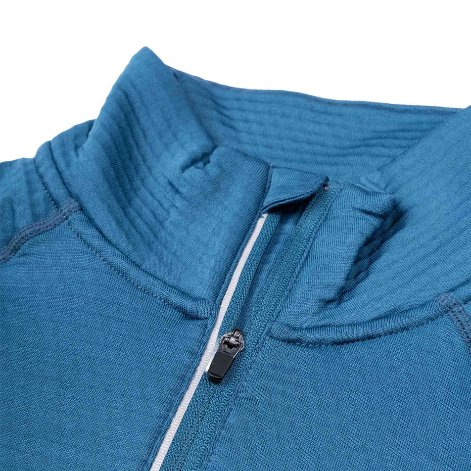 Close-up view of the collar of the Ronhill Women's Tech Winter 1/2 Zip in the Legion Blue/Orchid colourway.