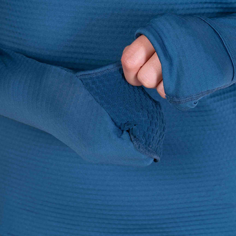 Close-up view of the thumb loops and over mitt being used on the Ronhill Women's Tech Winter 1/2 Zip in the Legion Blue/Orchid colourway.