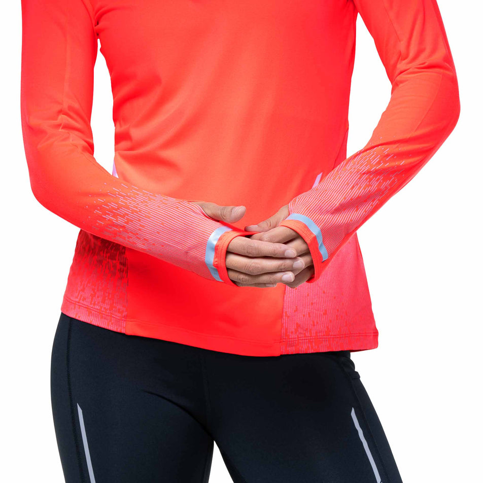 The thumb loops on the sleeves of the Ronhill Women's Tech Reflect 1/2 Zip in the Hot Coral/Reflect colourway. (8742195691682)