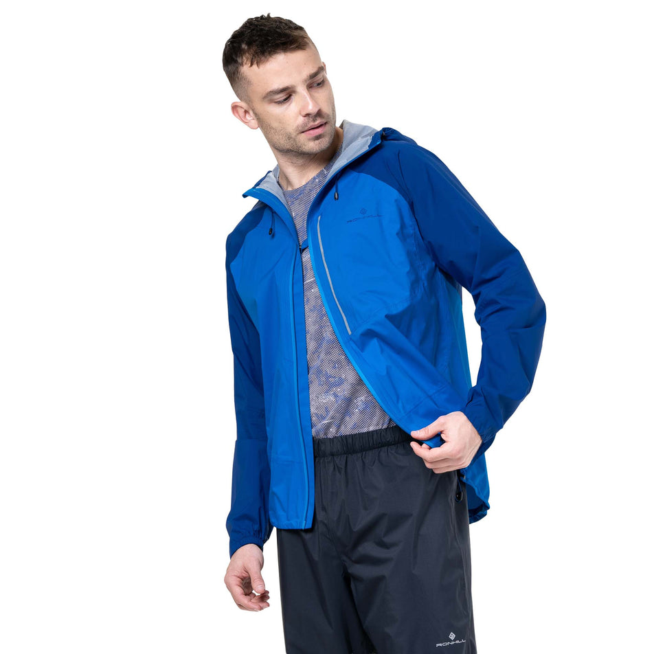 The zip clip on the front of the Ronhill Men's Tech Storm Jacket in the Ocean/Electric Blue colourway. (8742825853090)