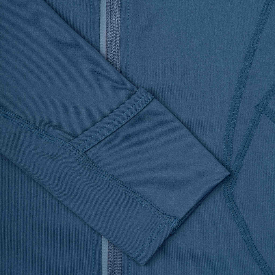 Close-up view of the sleeve of the Ronhill Women's Tech Contour Jacket in the Evening Haze colourway. 