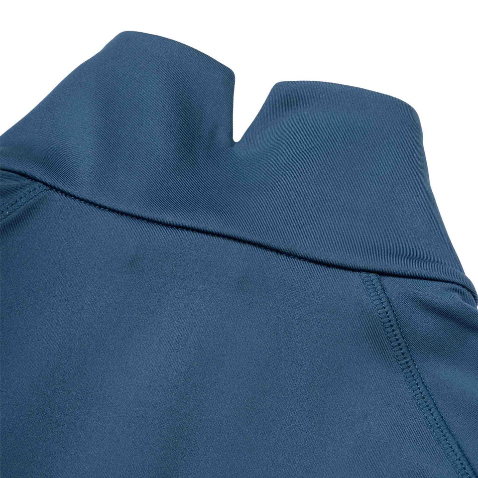 Close-up view of the collar of the Ronhill Women's Tech Contour Jacket in the Evening Haze colourway. 