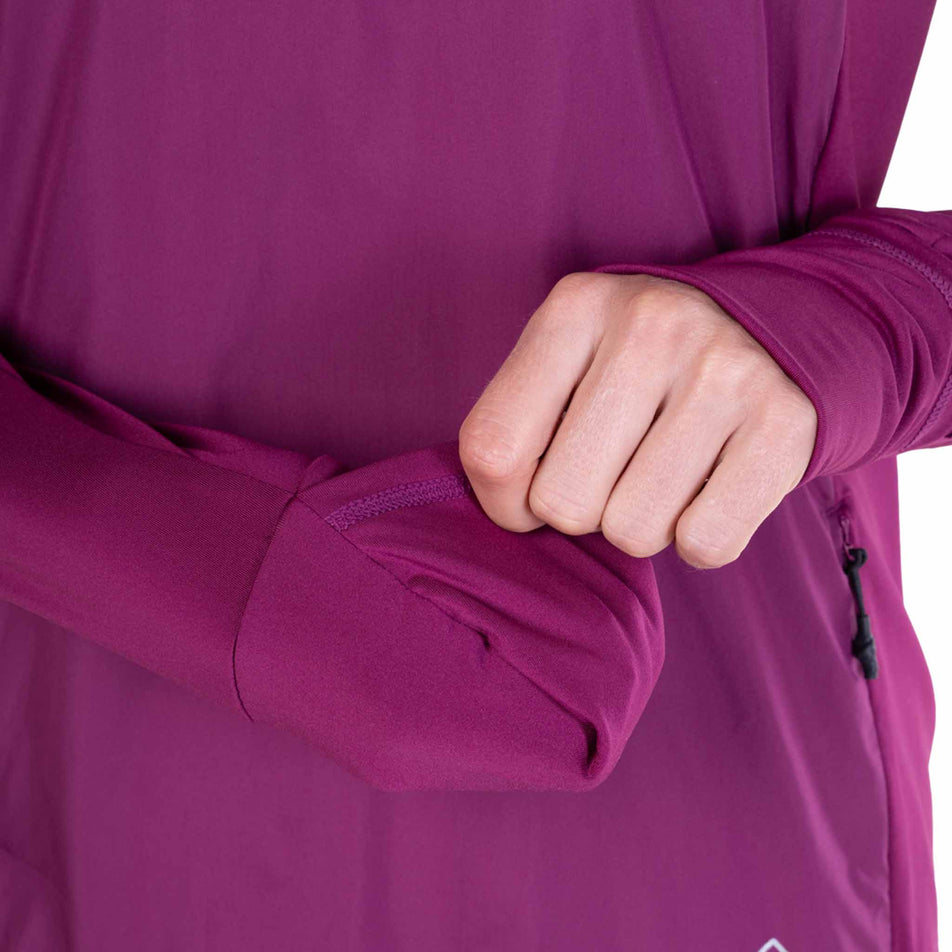 The mitt feature on the Ronhill Women's Tech Wind-Block 1/2 Zip in the Blackcurrant colourway.