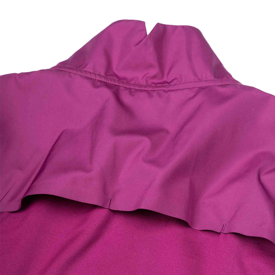 The vents on the back of the Ronhill Women's Tech Wind-Block 1/2 Zip in the Blackcurrant colourway.