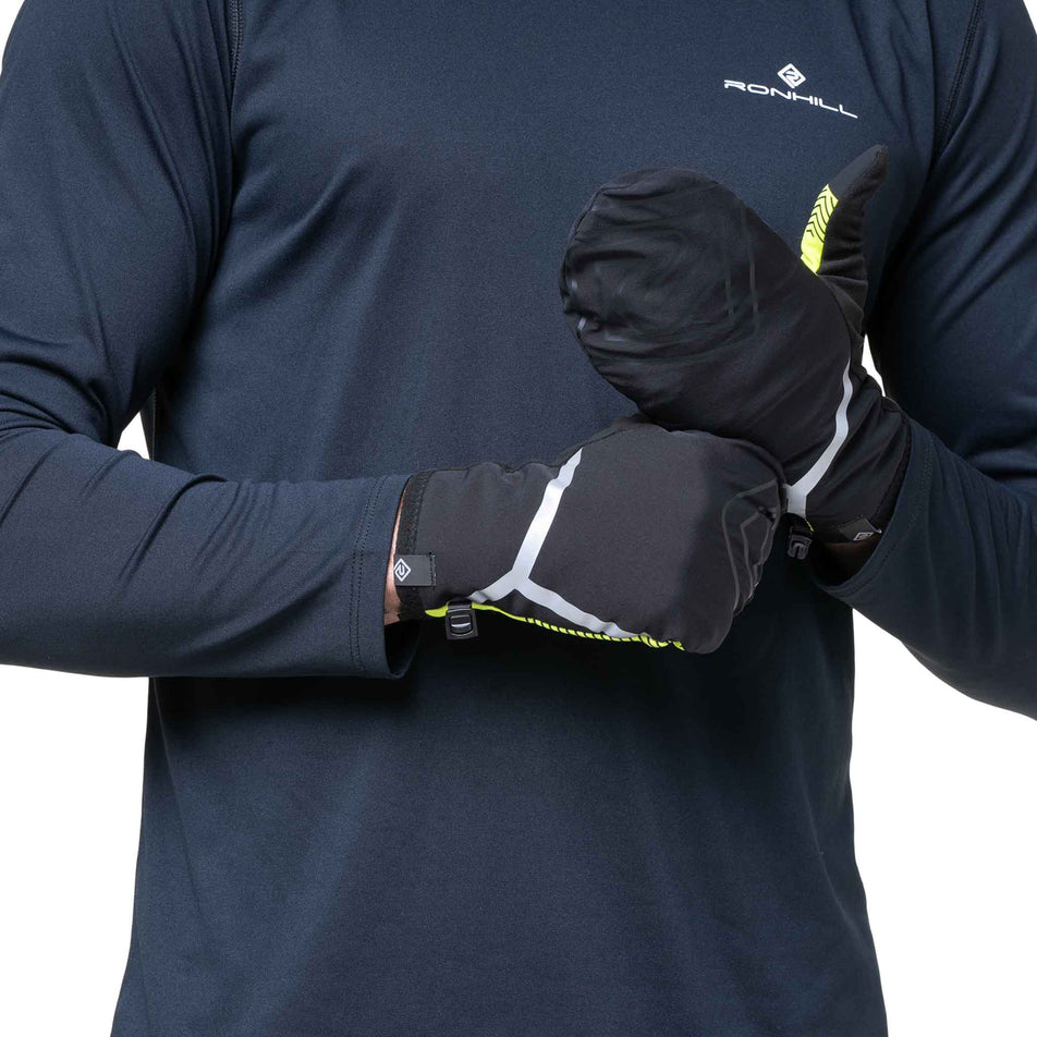 A model wearing a pair of Ronhill Unisex Wind-Block Convertible Glove in the Fluo Yellow/Black colourway. (8749302022306)