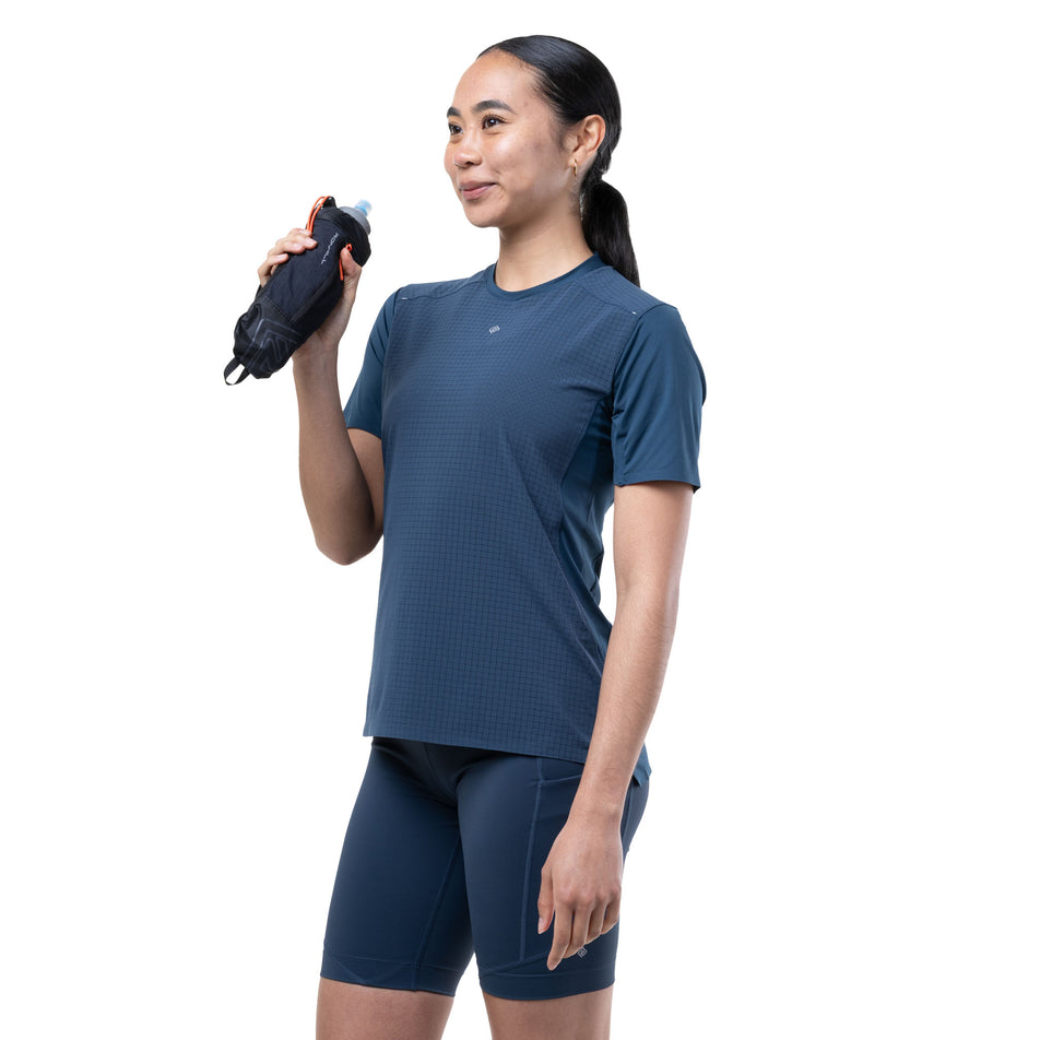 Front view of a model holding the Ronhill SoftFlask with Sleeve in the Black/Ronhill Red colourway.