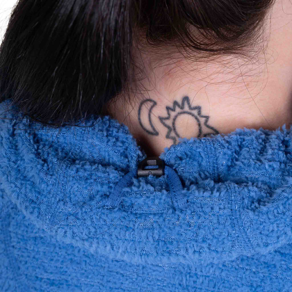 The hood clip on the Ronhill Women's Tech Winter Primaloft Hoodie in the Lumiere/Sumac colourway.