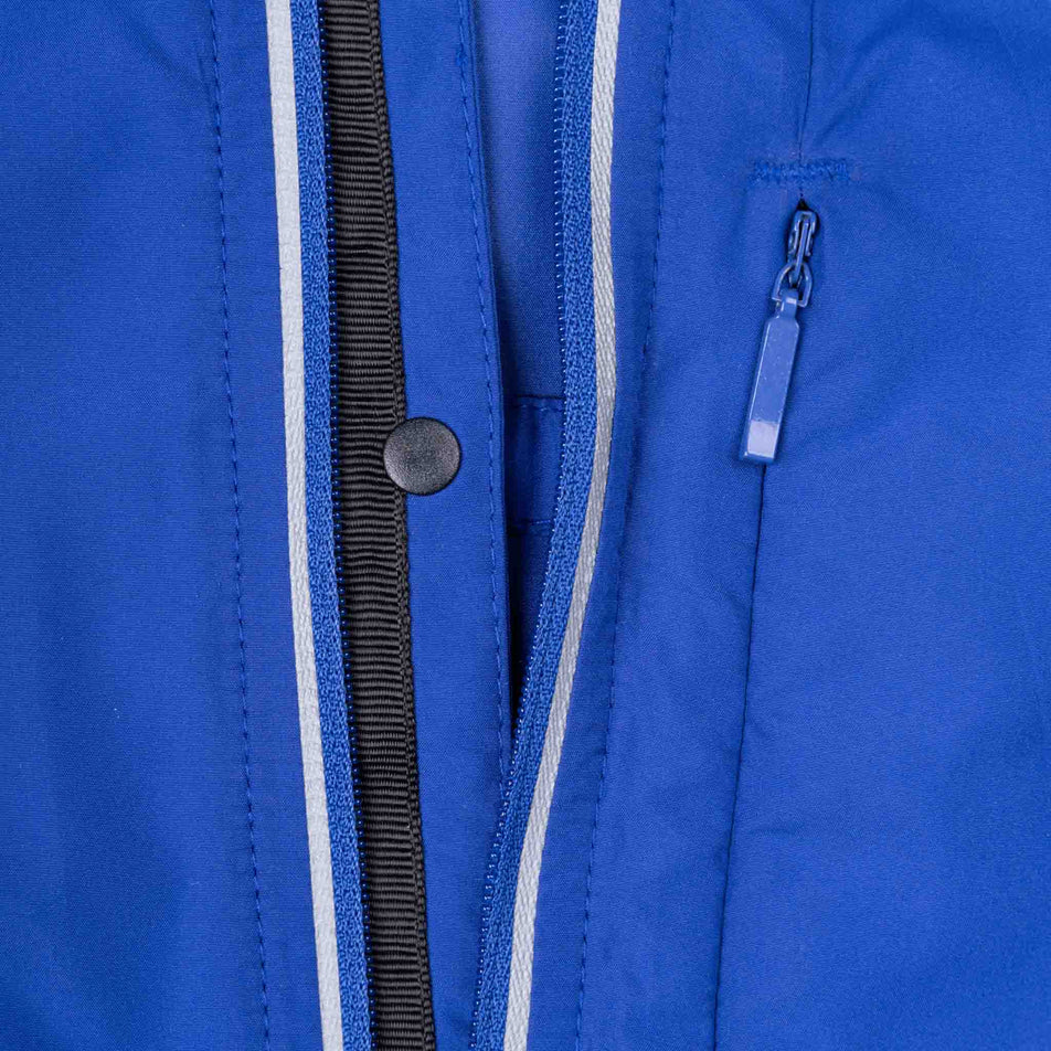 The chest clip on the Ronhill Women's Tech Reflect Jacket in the Blue Violet/Reflect colourway.