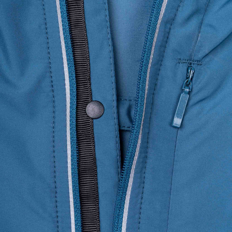 Close-up view of the chest clip of the Ronhill Women's Tech Reflect Jacket in the Legion Blue/Reflect colourway.
