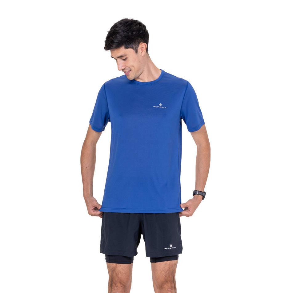 Front view of a model wearing the Ronhill Men's Core S/S Tee in the Dark Cobalt/Silver colourway.