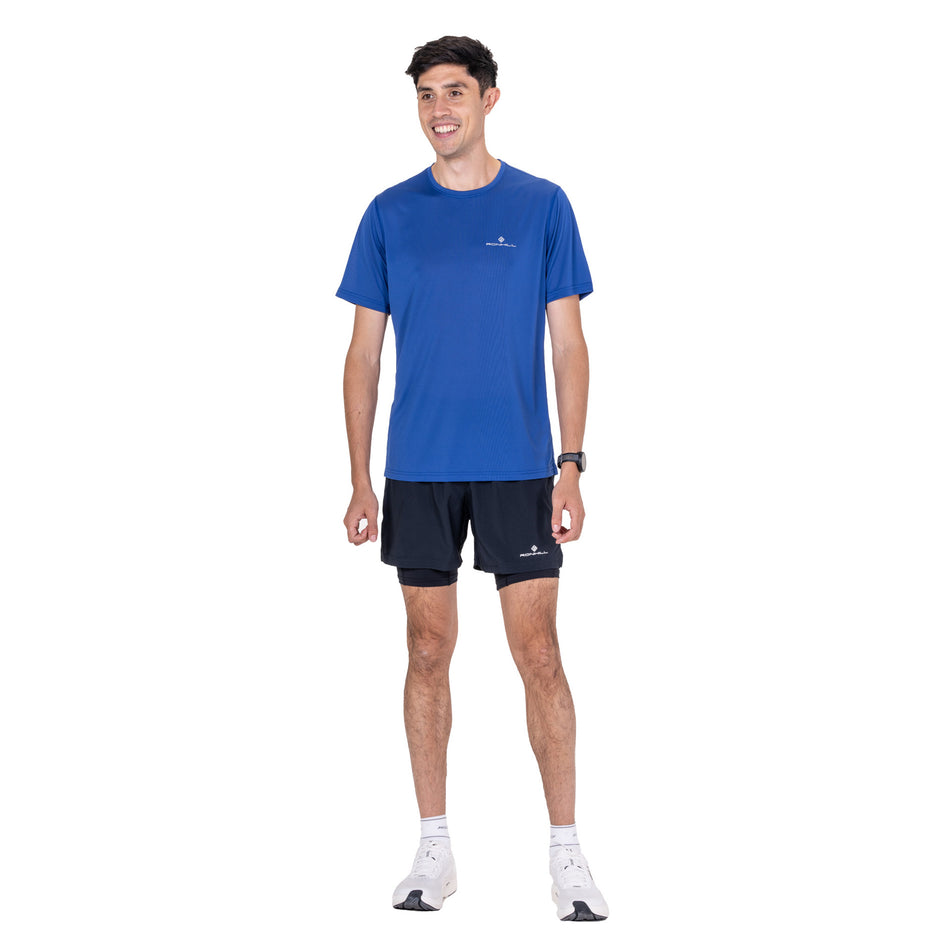 Front view of a model wearing the Ronhill Men's Core S/S Tee in the Dark Cobalt/Silver colourway.