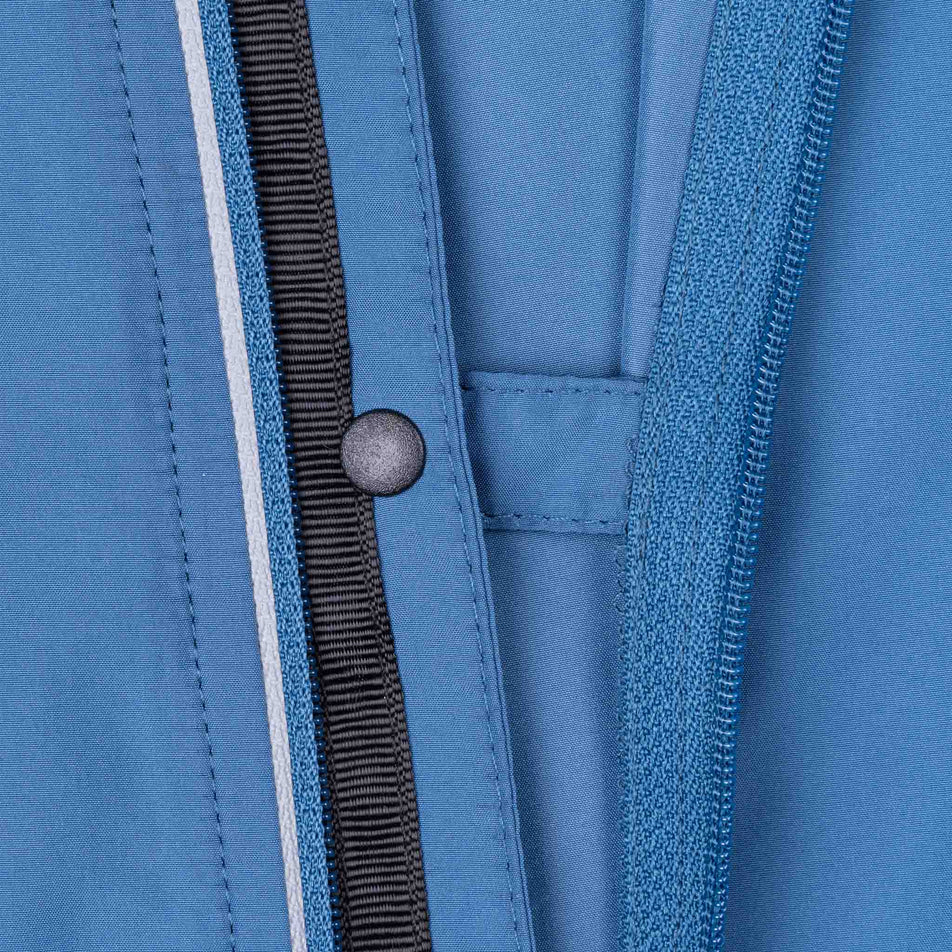 Close-up view of the chest clip of the Ronhill Men's Tech Reflect Jacket in the Glacier/Reflect colourway.